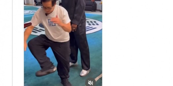 美媒：巴特勒和成龙学功夫？追梦最好别惹他😭追梦评论：烂标题